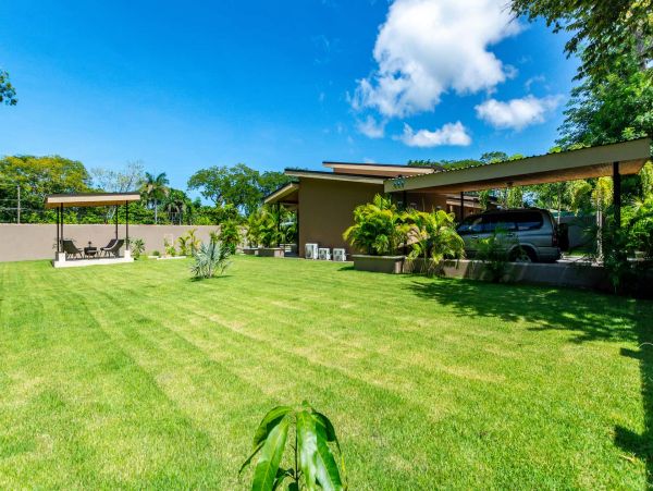 Gorgeous 3 Bedroom Home with Pool Near Beach