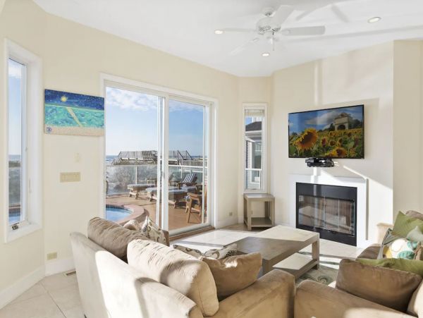 Oceanfront Vacation Home in West Hampton Sleeps 16 Guests