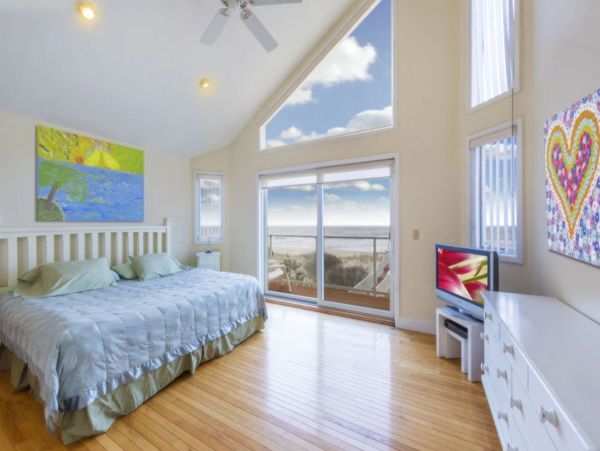 Oceanfront Vacation Home in West Hampton Sleeps 16 Guests