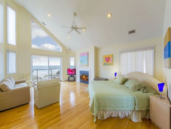 Oceanfront Vacation Home in West Hampton Sleeps 16 Guests