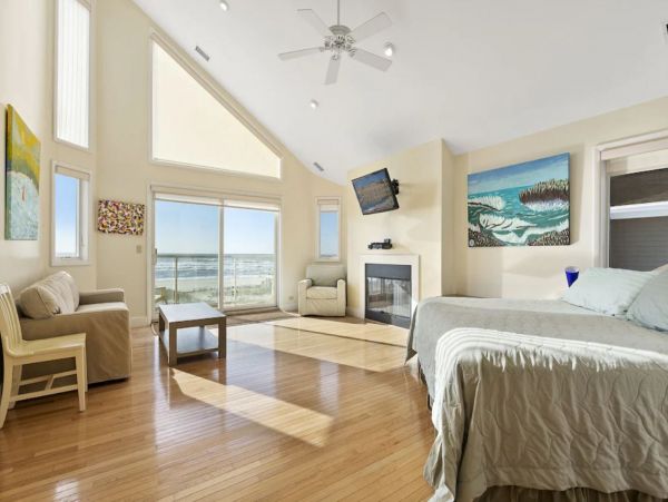 Oceanfront Vacation Home in West Hampton Sleeps 16 Guests
