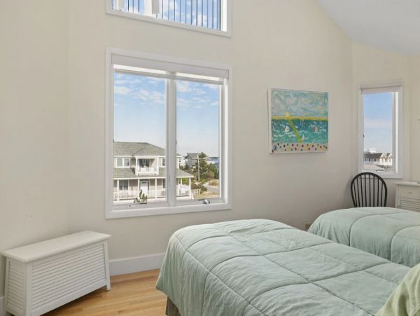 Oceanfront Vacation Home in West Hampton Sleeps 16 Guests