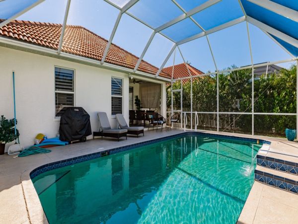 Lovely 4 Bedroom Home Caged Pool Sleeps 8