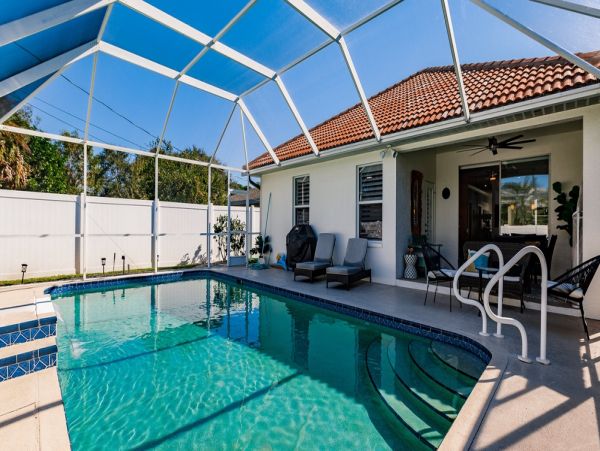 Lovely 4 Bedroom Home Caged Pool Sleeps 8