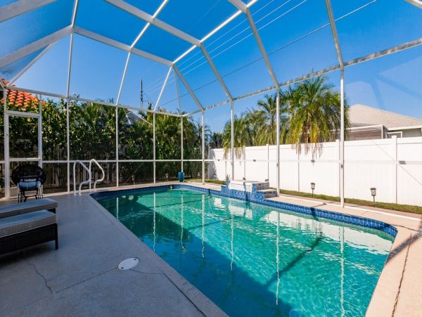 Lovely 4 Bedroom Home Caged Pool Sleeps 8