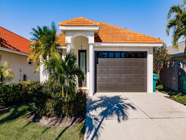 Lovely 4 Bedroom Home Caged Pool Sleeps 8