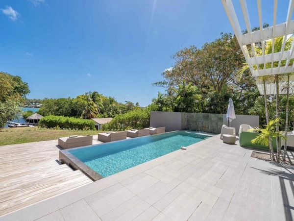 Martinique Home 1027255