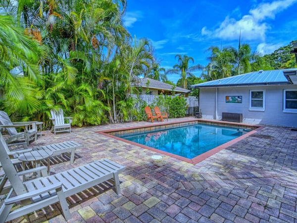 Sarasota Vacation Pool Home Three Bedrooms Sleeps 8 Guests