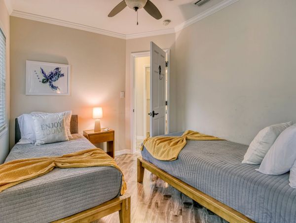 Sarasota Vacation Pool Home Three Bedrooms Sleeps 8 Guests