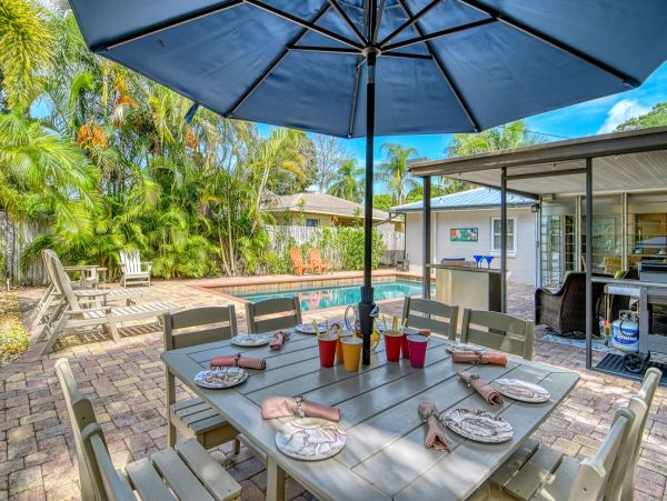 Sarasota Vacation Pool Home Three Bedrooms Sleeps 8 Guests