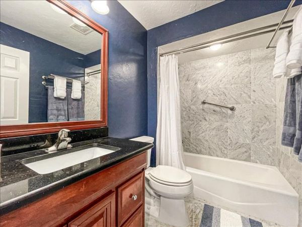 One Bedroom Plus Den Walk to Beach Vacation Condo in Naples