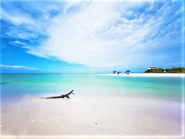 One Bedroom Plus Den Walk to Beach Vacation Condo in Naples
