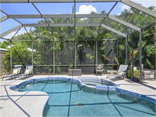Cozy 4 Bedroom Home in Palmetto with Private Pool