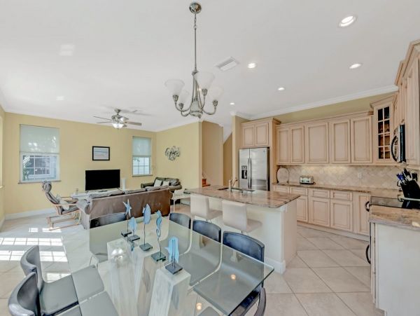 Four Bedroom Luxury Vacation Rental in Holmes Beach