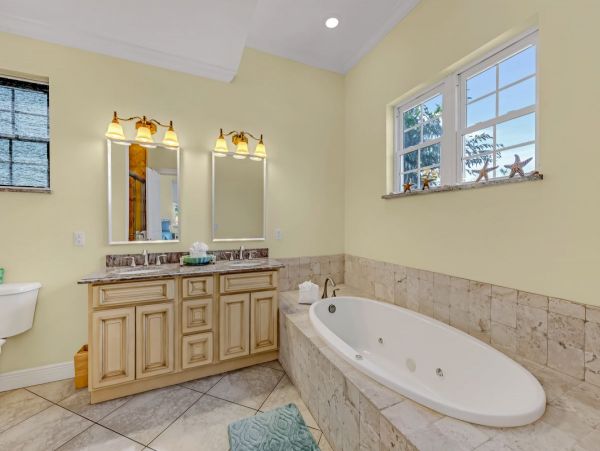 Four Bedroom Luxury Vacation Rental in Holmes Beach