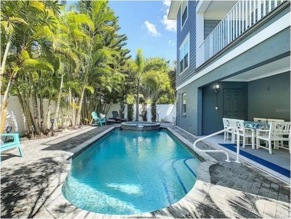 Luxury Both Sides of Duplex Sleeps 14 Guests 95 Steps to Beach