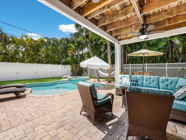 Holmes Beach Vacation Home 3 Bedroom Walk to Beach