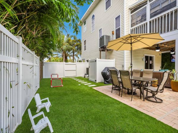 Holmes Beach Vacation Home 3 Bedroom Walk to Beach