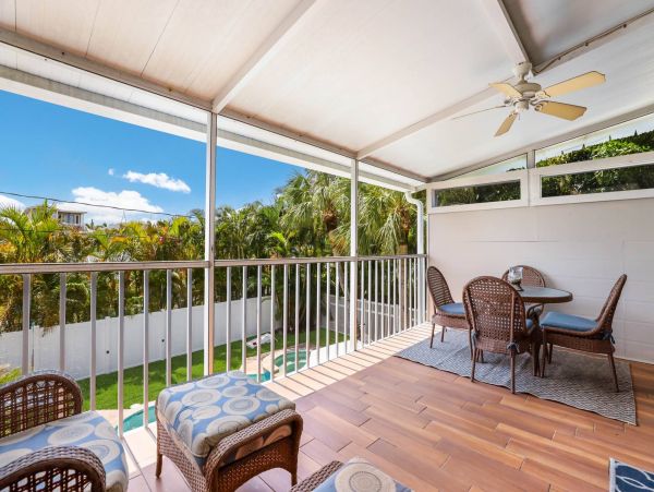 Holmes Beach Vacation Home 3 Bedroom Walk to Beach