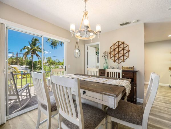Holmes Beach Vacation Home 3 Bedroom Walk to Beach