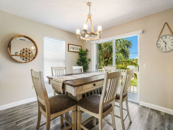 Holmes Beach Vacation Home 3 Bedroom Walk to Beach