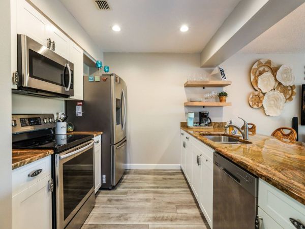 Holmes Beach Vacation Home 3 Bedroom Walk to Beach