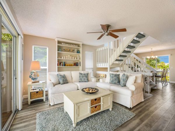 Holmes Beach Vacation Home 3 Bedroom Walk to Beach