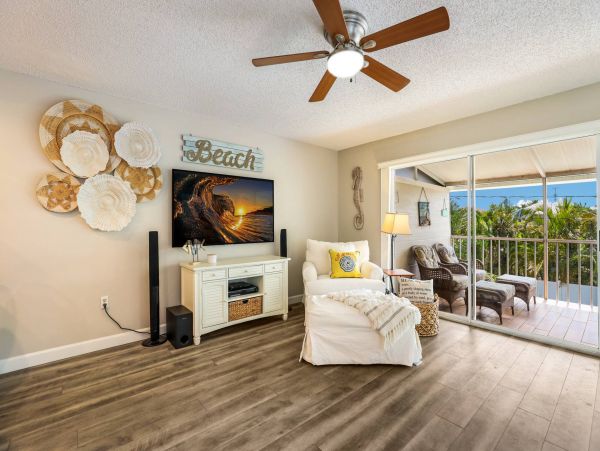 Holmes Beach Vacation Home 3 Bedroom Walk to Beach
