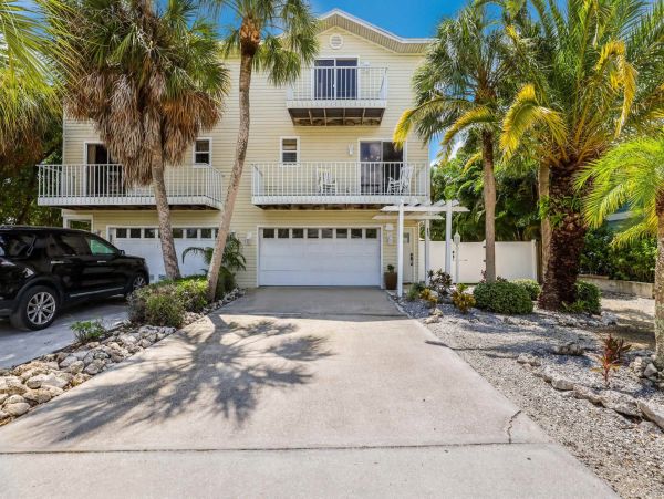 Holmes Beach Vacation Home 3 Bedroom Walk to Beach