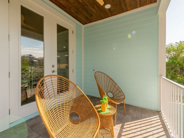 Seven Bedrooms Residence Steps From The Beach