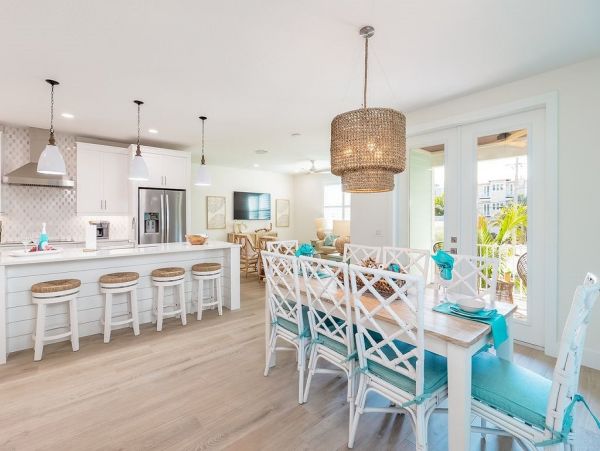 Seven Bedrooms Residence Steps From The Beach