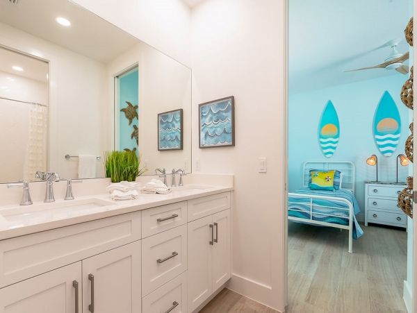 Seven Bedrooms Residence Steps From The Beach