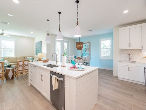 Seven Bedrooms Residence Steps From The Beach