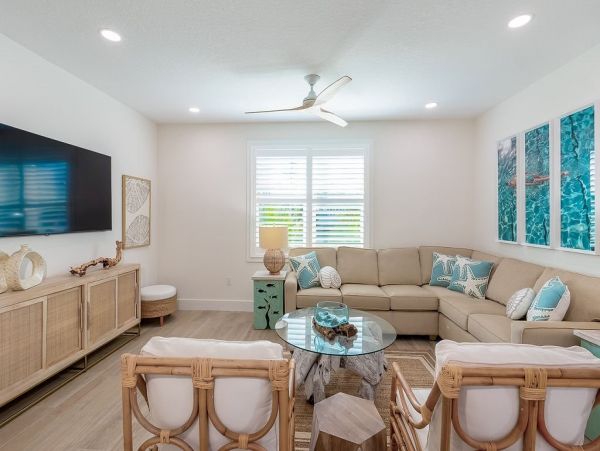 Seven Bedrooms Residence Steps From The Beach