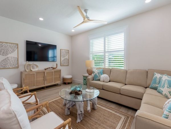 Seven Bedrooms Residence Steps From The Beach
