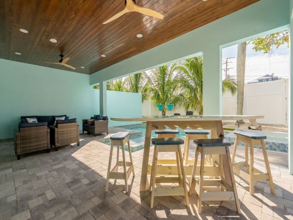 Seven Bedrooms Residence Steps From The Beach