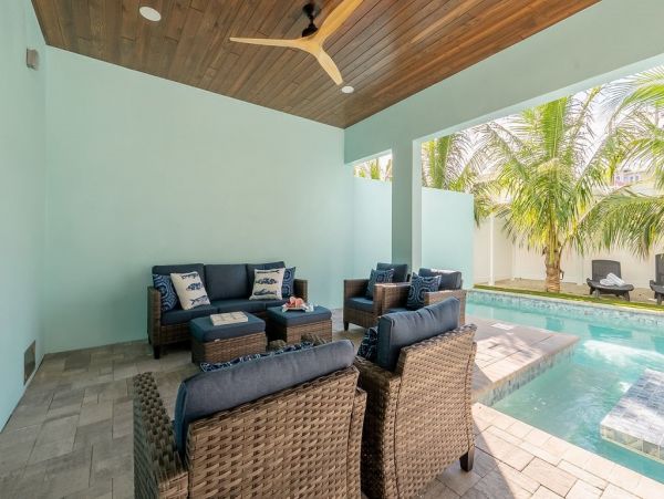 Seven Bedrooms Residence Steps From The Beach