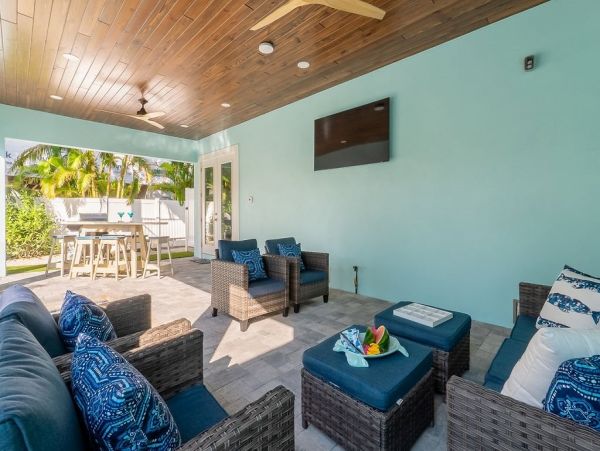 Seven Bedrooms Residence Steps From The Beach