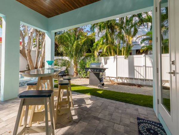 Seven Bedrooms Residence Steps From The Beach