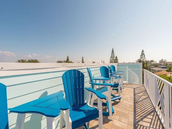 Seven Bedrooms Residence Steps From The Beach