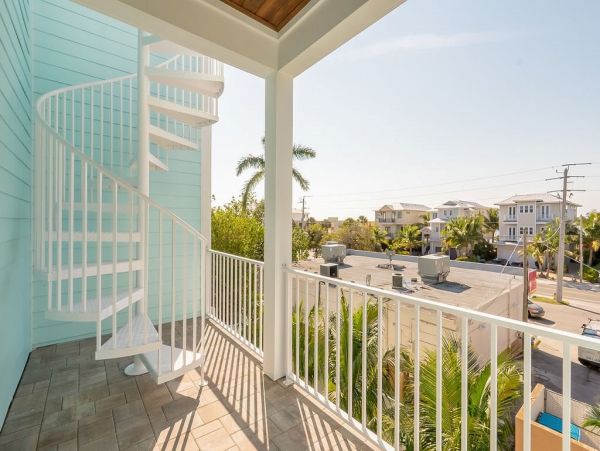 Seven Bedrooms Residence Steps From The Beach