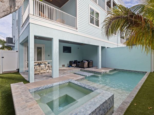 Seven Bedrooms Residence Steps From The Beach