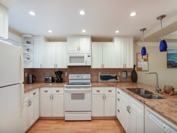 Beachfront 2 Bedroom Vacation Condo in Anna Maria Island
