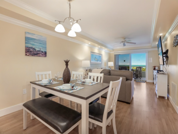 Beachfront 2 Bedroom Vacation Condo in Anna Maria Island