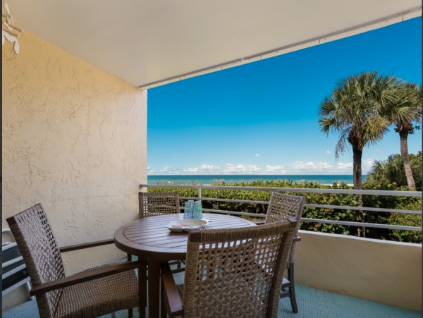 Beachfront 2 Bedroom Vacation Condo in Anna Maria Island