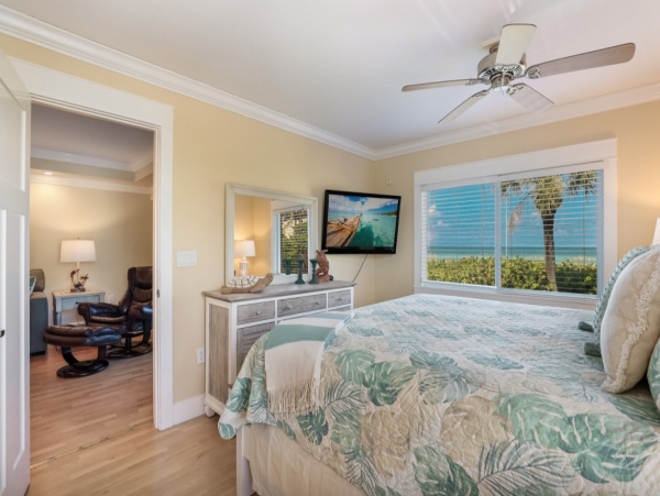 Beachfront 2 Bedroom Vacation Condo in Anna Maria Island