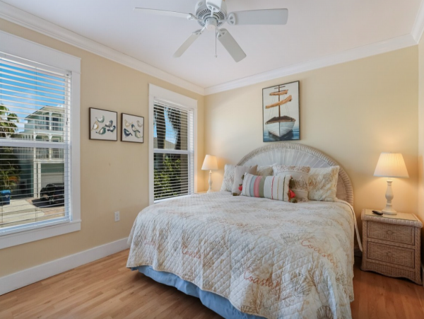 Beachfront 2 Bedroom Vacation Condo in Anna Maria Island