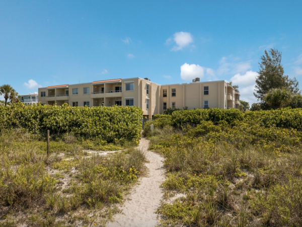 Beachfront 2 Bedroom Vacation Condo in Anna Maria Island