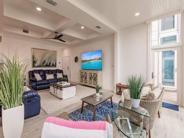 Siesta Key 3 Bedroom Gulf Side Condo with Lush Garden View, Steps to Beach