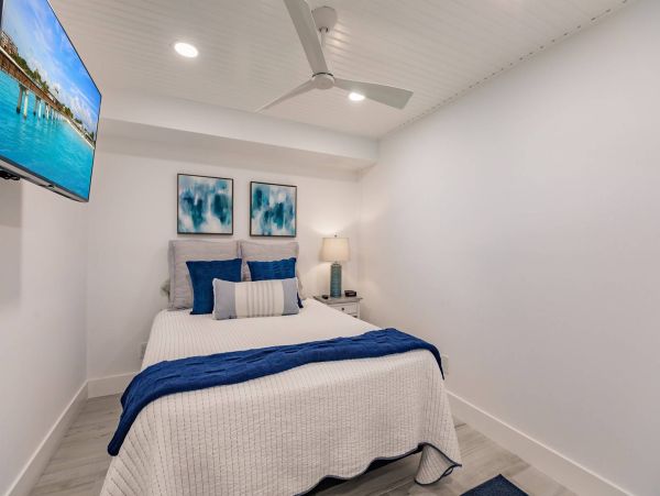 Siesta Key 3 Bedroom Gulf Side Condo with Lush Garden View, Steps to Beach